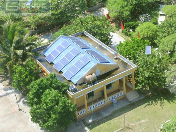 Trên đảo có những ngôi nhà được lắp pin sử dụng năng lượng mặt trời.